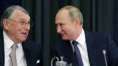 Klaus Mangold, denumit în presă „Mr. Rusia”, s-ar afla în spatele deciziei lui Viktor Orbán de a sprijini compania Audi cu scopul de a-și îmbunătăți relațiile cu Germania