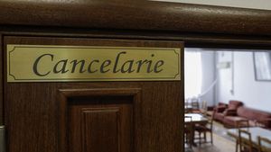 Aproape 10 mii de candidaţi, aşteptaţi să participe la proba scrisă a examenului naţional pentru definitivare în învăţământ / Media minimă de promovare a examenului este 8