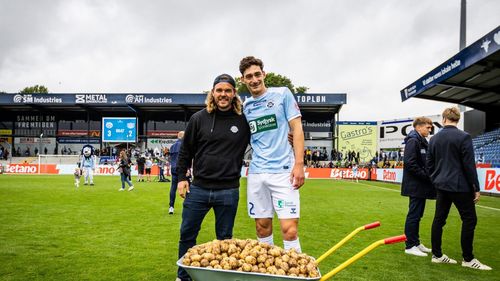 Maxime Soulas, jucător al echipei daneze de primă ligă Sonderjyske, a fost votat omul meciului și a primit o roabă plină de cartofi drept recompensă