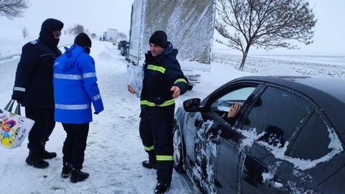 Un drum naţional blocat, în județul Bihor: copaci şi stâlpi de electricitate căzuţi şi sute de familii fără curent electric în urma ninsorilor / Pe DN 75 sunt condiţii de producere a unor avalanşe