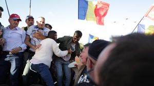 VIDEO Scandal uriaș între George Simion și Diana Șoșoacă la protestele paralele/ Liderul partidului extremist AUR și senatoarea s-au huiduit și acuzat reciproc că au confiscat evenimentul/ La manifestația împotriva Guvernului, începută acum trei zile, au participat doar 4000 de oameni, în pofida mediatizării intense