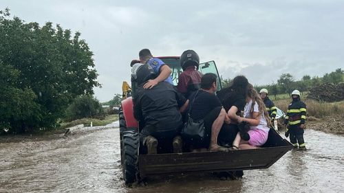 VIDEO Patru persoane dintr-o mașină luată de viitură, salvate cu un excavator în localitatea tulceană Horia