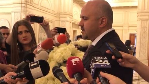 VIDEO Deputatul USR Emanuel Ungureanu le-a împărțit trandafiri albi femeilor din PSD și ALDE și le-a cerut să-l debarce pe Liviu Dragnea de la șefia Camerei Deputaților