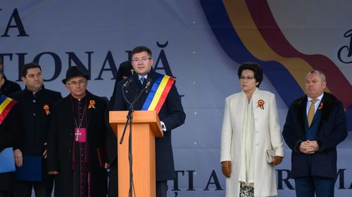 Preşedintele CJ Iași, Costel Alexe, huiduit în timp ce îşi ţinea discursul: Pentru noi, Idealul Unirii stă în motivaţia nestăvilită de a vedea Iaşul şi Moldova, dar şi Republica Moldova, conectate de vestul ţării prin autostrada Unirii