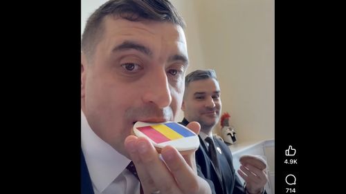 Simion bagatelizează scena tăierii tortului Groenlandei, revenind mâncând un fursec colorat în steagul României: „We may have a problem in the Romanian Parliament”