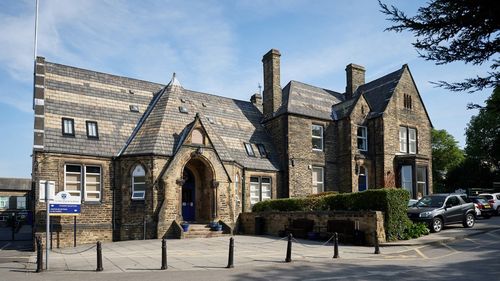 Un profesor care a provocat proteste într-un mic oraș din Anglia după ce le-a arătat elevilor săi o caricatură a profetului Mahomed rămâne ascuns aproape trei ani mai târziu