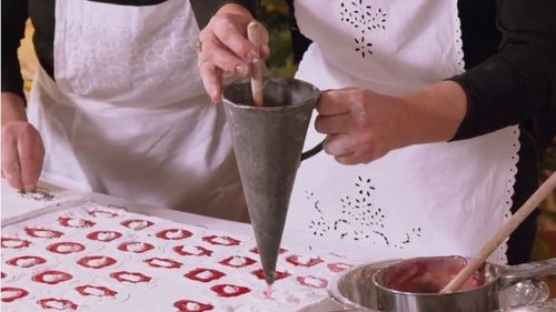 VIDEO Rețeta unei familii de secui care face de 45 de ani figurine de zahăr pentru pomul de Crăciun