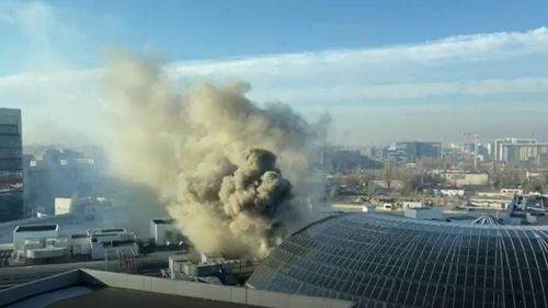 Incendiu la Mallul Afi Cotroceni pornit din zona restaurantelor. Circulația în zonă, îngreunată de mașinile de pompieri