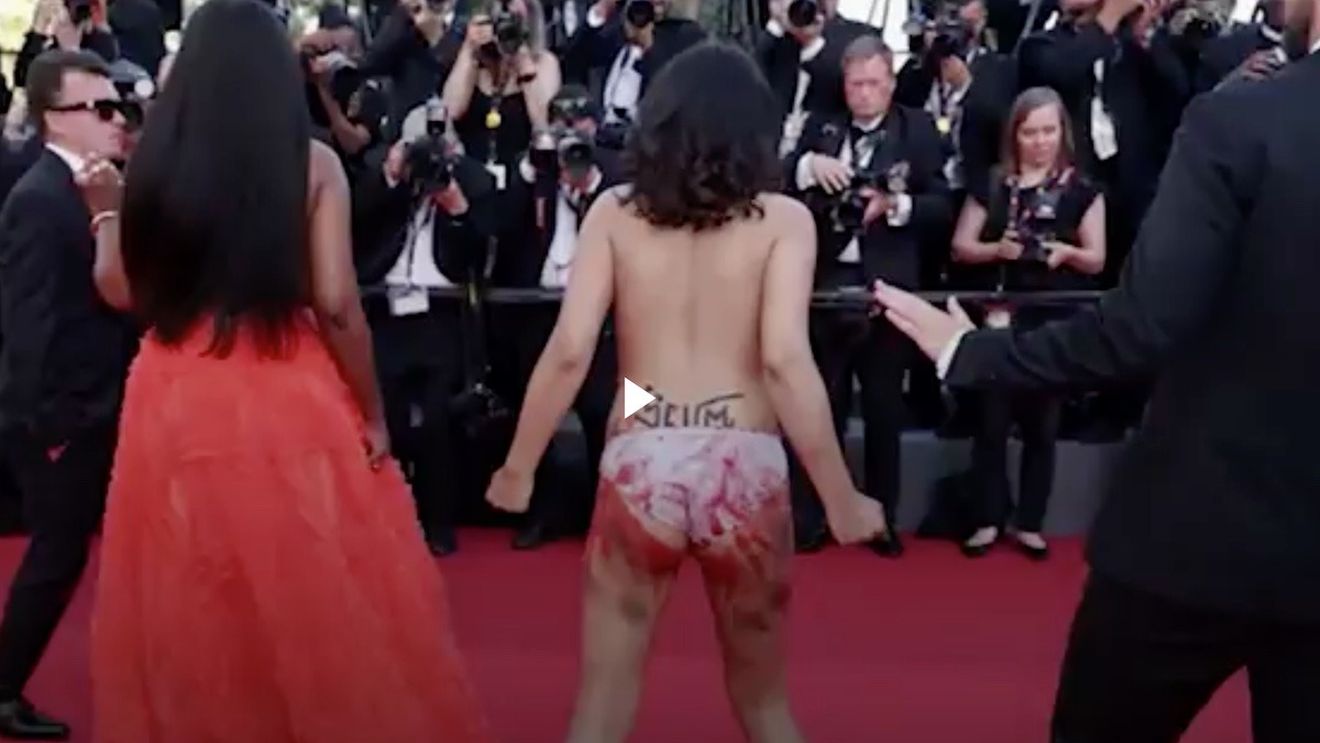 O femeie a protestat faţă de violurile comise de soldaţii ruşi în Ucraina pe covorul roşu de la Cannes / Parlamentul European a condamnat la începutul lunii mai utilizarea violenţei sexuale ca "armă de război" în Ucraina
