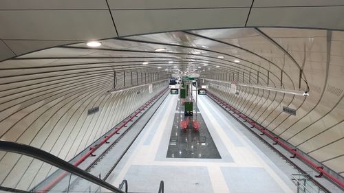 Metroul din Drumul Taberei, singura magistrală construită după Revoluţie, are cei mai puţini călători. Cum se explică situaţia şi când vin noile rame de metrou