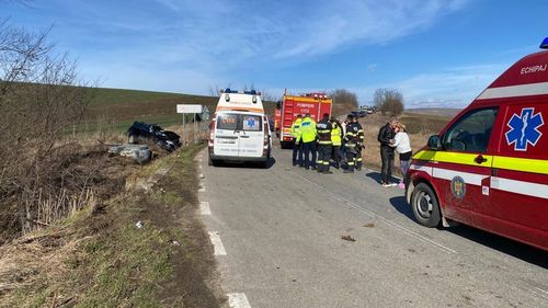 VIDEO Adolescentă de 16 ani, rănită grav într-un accident provocat chiar de ea. A luat mașina părinților și s-a urcat la volan
