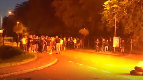 VIDEO Protest în Olanda împotriva aducerii refugiaților afgani / Poliția a intervenit după ce protestatarii au cântat cântece naționaliste, au afișat bannere ostile și au aprins cauciucuri