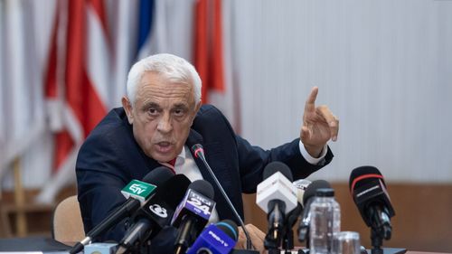 Ministrul Agriculturii, Petre Daea, răspunde la o întrebare adresată în engleză:  I want conversation in my language. Ok? In Romanian / Vreau să-l felicit pe domnul preşedinte...