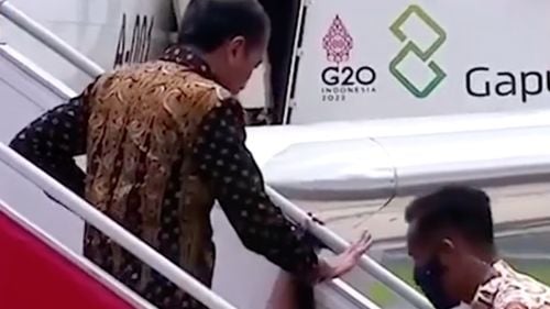 VIDEO Prima doamnă a Indoneziei a căzut pe scara avionului, la summitul G20 / Președintele i-a oprit pe cei care au vrut să ajute femeia
