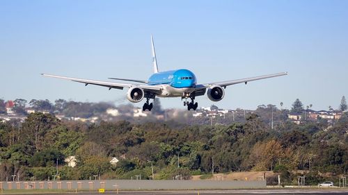 Alertă cu bombă pe Aeroportul Otopeni: Pasagerii dintr-un avion KLM care trebuia să decoleze spre Amsterdam au fost debarcați / UPDATE: A fost o alarmă falsă