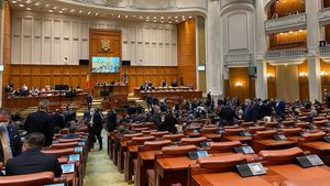 Acces mai ușor la informațiile de interes public: Toate instituțiile finanțate din bani publici, obligate să ofere informații. Fiecare instituție publică, obligată să aibă un registru propriu cu solicitările de informații. Amenzi între 500 și 7.500 de lei pentru refuzul comunicării de informații