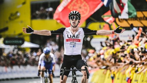 Situație unică în ciclism: Ciclistul Adam Yates a câștigat în fața fratelui său geamăn prima etapă din Turul Franței