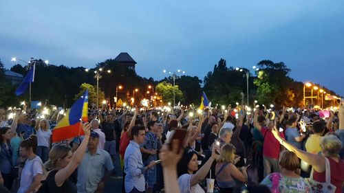 VIDEO FOTO Aproximativ 3000 de persoane au protestat în Piața Victoriei: Analfabeta! Justiție, nu corupție! Noaptea hoți, ziua mafioți!