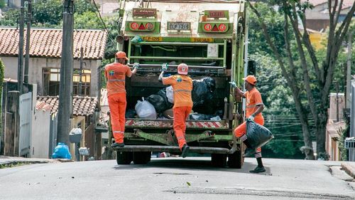 Cristina, o italiancă de 40 de ani, cu master în comunicare, strânge gunoiul în Bari / "Mă trezesc la 4 dimineața, dar nu aș mai pleca de aici. Am mai mult timp pentru mine” / ”În comparație cu slujbele mele anterioare, acum sunt mai liniștită”