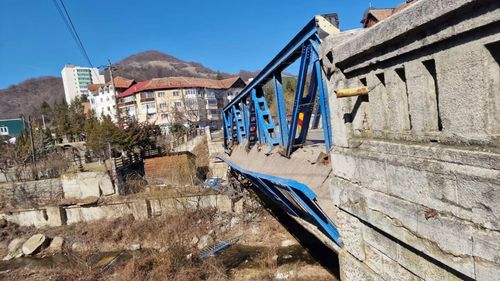 Podul peste râul Buzău situat pe DN 10, la intrarea în Nehoiu, nu va mai putea fi refăcut/ Cu o săptămână în urmă, traficul în zonă a fost restricţionat: s-a prăbuşit o parte din trotuar