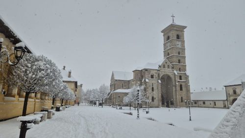 Nu mai sunt consumatori nealimentaţi cu energie electrică în Alba / Echipele DEER, retrase din teren / Rămân închise mai multe sectoare de drum judeţean