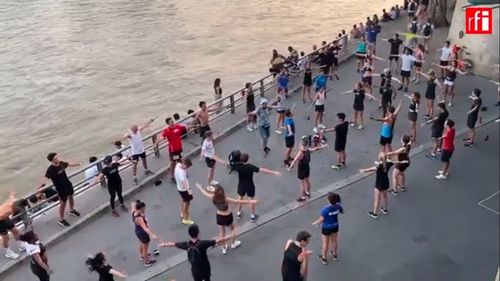 VIDEO Paris Plage 2021: Francezii fac sport, cântă şi dansează pe malurile Senei, în timp ce privesc Jocurile Olimpice de la Tokyo, pe ecrane imense