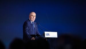 LIVE Congresul USR | Bolojan: Pregătiți să demolăm privilegii, sinecuri, să tăiem cheltuieli inutile, ineficiența, să suferim alături de români. Foarte probabil va fi un guvern de sacrificiu / Fritz: Va trebui să luăm decizii extrem de nepopulare. Nu sunt bani pentru tot ce s-a promis în trecut