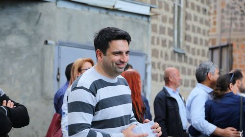 Preşedintele Parlamentului din Armenia și-a cerut scuze după ce a scuipat un trecător