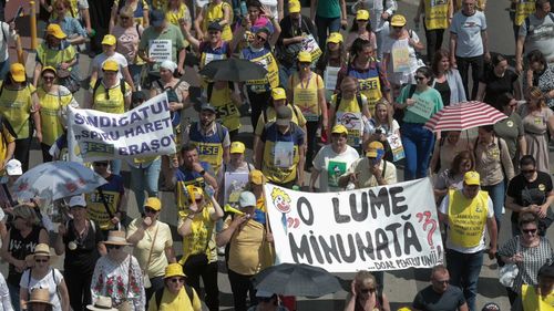 Profesorii au ajuns la Palatul Cotroceni: ”Ciucă și Ciolacu, hai cu noi să vă dați Bacul!” / Festival de lozinci adresate președintelui României și liderilor coaliției