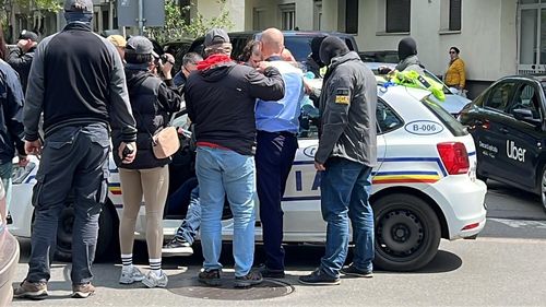 Cei doi polițiști care au fost prinși în flagrant când ar fi luat mită, reținuți de DNA pentru 24 de ore