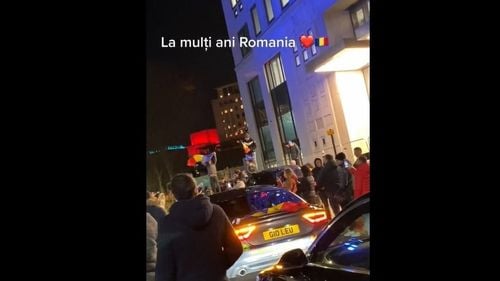 NO COMMENT VIDEO Imagini cu români din Londra în timp ce sărbătoresc în stradă Ziua Națională cu manele și sfidează poliția