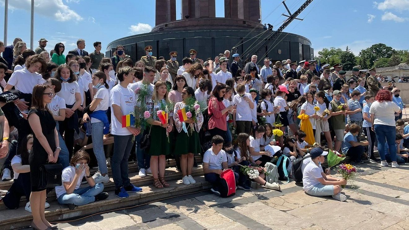 MApN: Copiii care au asistat la ceremonia de la „Mormântul Ostașului Necunoscut” de Ziua Eroilor erau de la Școala Gimnazială nr. 188 și Liceul Internațional Ioanid. Trei dintre ei au fost afectați de cădură și au primit asistență medicală la fața locului