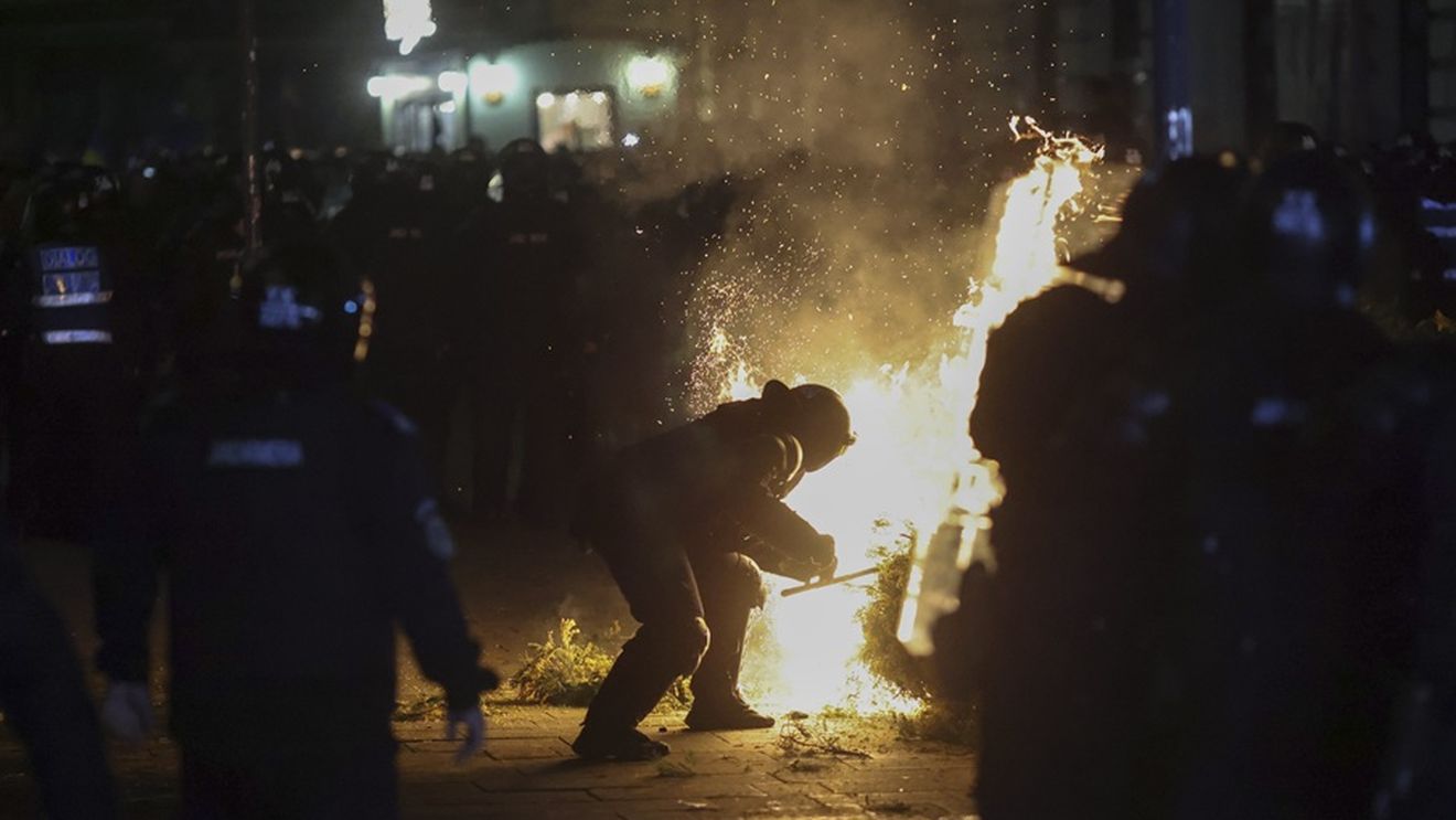 EXCLUSIV Cine sunt cei 19 inculpați pro-Călin Georgescu care au devastat în martie centrul Bucureștiului / Aproape 40% au antecedente penale: furt în interiorul și în afara României, lovire, tulburarea liniștii publice, uzurpare de calități oficiale