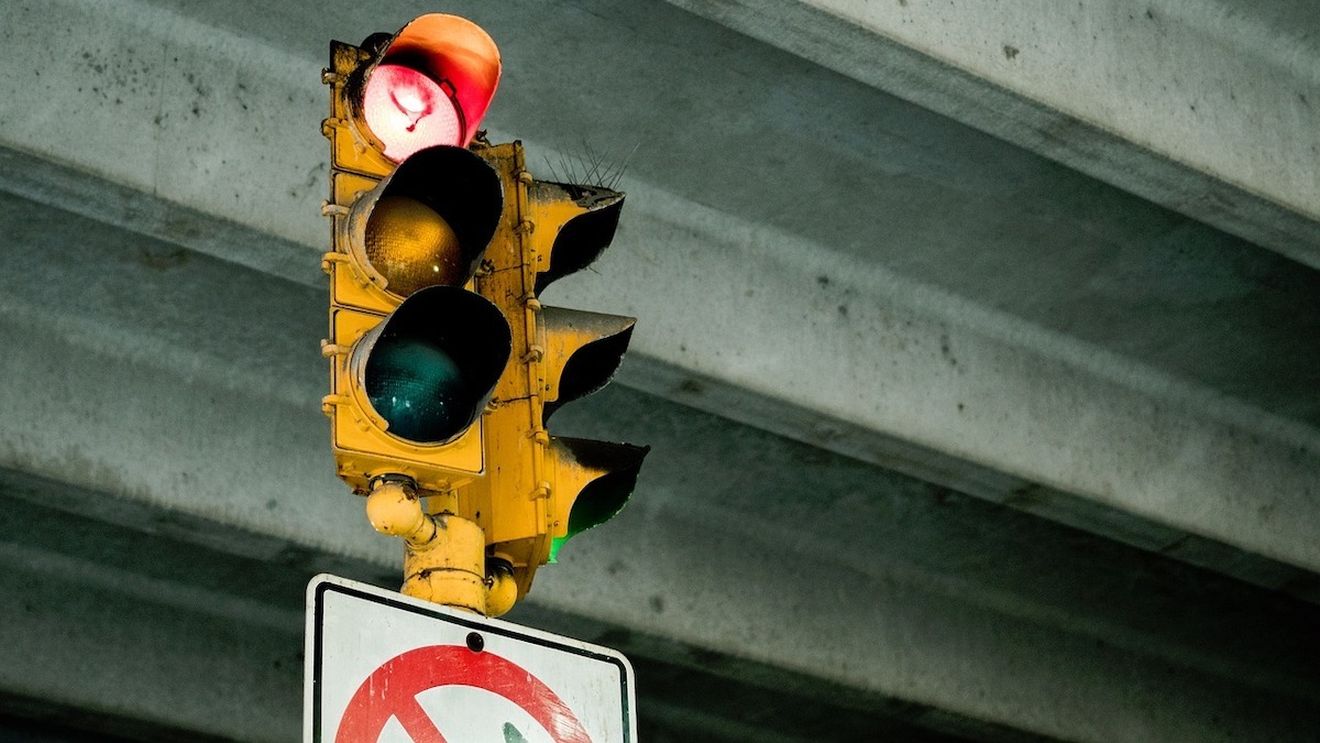 Se circulă pe un singur sens, alternativ, pe Centura Călimăneşti /  Circulaţia a fost închisă sâmbătă seara, iar traficul a fost deviat pe DN7, prin oraş