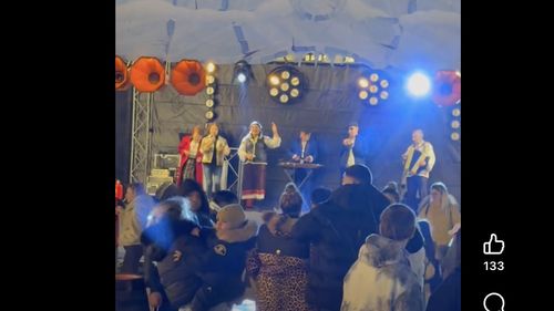 VIDEO Interpretă chinuită, pe scena Târgului de Crăciun din Piața Ovidiu / Constănțenii fac haz de necaz: Am aflat de ce s-au spânzurat urșii