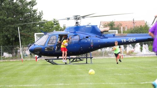 Liberalii s-au adunat la inaugurarea unui stadion de liga a V-a, în județul Timiș. O minge a fost adusă cu elicopterul, iar politicienii s-au întrecut să șuteze la poartă