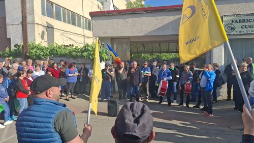 FOTO Grevă generală la Fabrica de Arme Cugir / Sute de angajați au ieșit în stradă / Vor tichete de masă de 40 de lei, vouchere de vacanță și creșterea cu 6,5% a salariilor