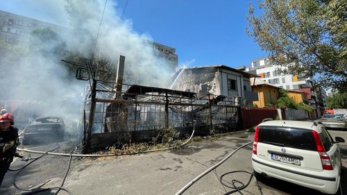 O terasă din Dristor a luat foc, punând în pericol o locuință vecină. Șapte autospeciale intervin pentru a stinge flăcările