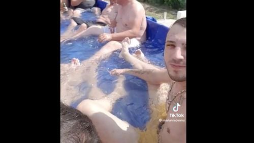 VIDEO Câțiva indivizi au improvizat o piscină într-o remorcă și au plecat cu ea la plimbare prin oraș / Polițiștii i-au amendat cu 2000 de lei