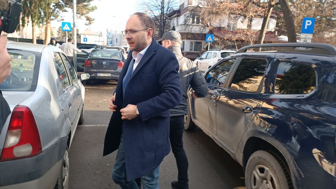 Primarul PSD al orașului Botoșani, Andrei Cosmin, dus la audieri la DNA într-un dosar privind fraudarea unui concurs de angajare pentru o apropiată. Primarul a fost pus sub control judiciar / Procurorii au făcut percheziții la primărie