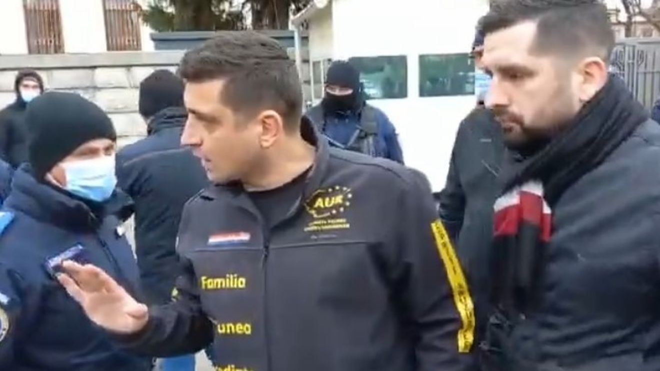 VIDEO Convoiul AUR a trecut pe lângă Ambasada Rusiei claxonând / George Simion s-a oprit puțin, a dat mâna cu jandarmii dar n-a scandat lozinici,  nici n-a afișat pancarte în semn de protest față de Rusia sau solidaritate cu Ucraina