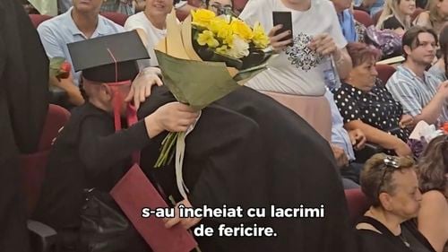 VIDEO Un brașovean și-a invitat mama la ceremonia absolvirii facultății, fără ca ea să știe că el a urmat cursurile timp de 3 ani / ”Nu am timpul necesar ca să explic cât de dificil a fost să țin acest secret”