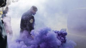 Protest al sindicaliştilor din penitenciare şi Poliţie, în faţa Guvernului / ”Jandarmeria nu va mai deschide robinetul gazelor lacrimogene şi va arunca bastoanele şi scuturile la coşul de gunoi” / Se cer drepturi salariale