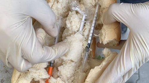 Droguri și seringi, descoperite de jandarmi într-o pâine adusă de un individ nepotului aflat într-un centru de carantină