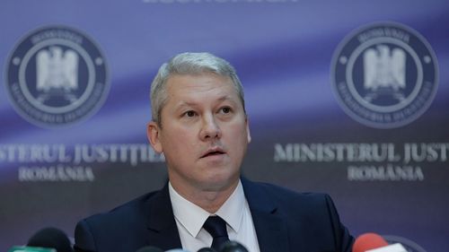 Cătălin Predoiu: Fugarii României? Avem peste 150 de cazuri. Aducerea lor în țară nu e doar în puterea Ministerului Justiției. Noi avem o lege exigentă. Italia, de exemplu, ar trebui să își spună că are o lege prin care se poate suspenda executarea și nu e în regulă