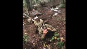 VIDEO Momentul în care 15 soldați ruși sunt capturați de forțele ucrainene