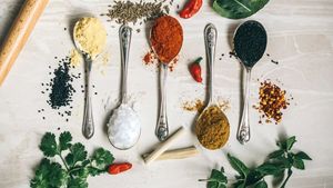 12 ingrediente ușor de folosit și la îndemână, dar cu care putem să dăm un gust deosebit mâncărurilor în care avem impresia că ”lipsește ceva”/ Câteva idei de rețete îmbunătățite