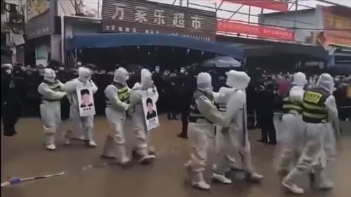 Poliția din sudul Chinei a fost surprinsă de o cameră defilând cu patru presupuși infractori pe străzi într-un exercițiu public al rușinii