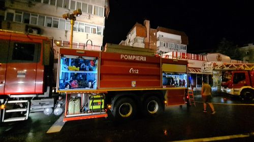 VIDEO Un bloc din Câmpina lovit de trăsnet a luat foc, locatarii au fost evacuați în miezul nopții