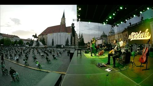 Cluj: Vița de Vie a deschis programul de concerte în aer liber, după perioada de lockdown. Scena e amplasată în Piața Unirii, iar spectatorii stau distanțați